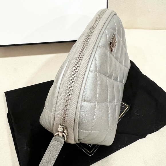 🔥🔥LiKe new Chanel Reissue Metallic Silver cosmetic Bag - Picture 2 of 9